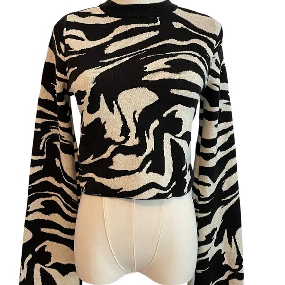 H&M Cropped Sweater Womens XS Arty Black Zebra Knit Flare Sleeves Y2K Mallcore - Picture 1 of 7